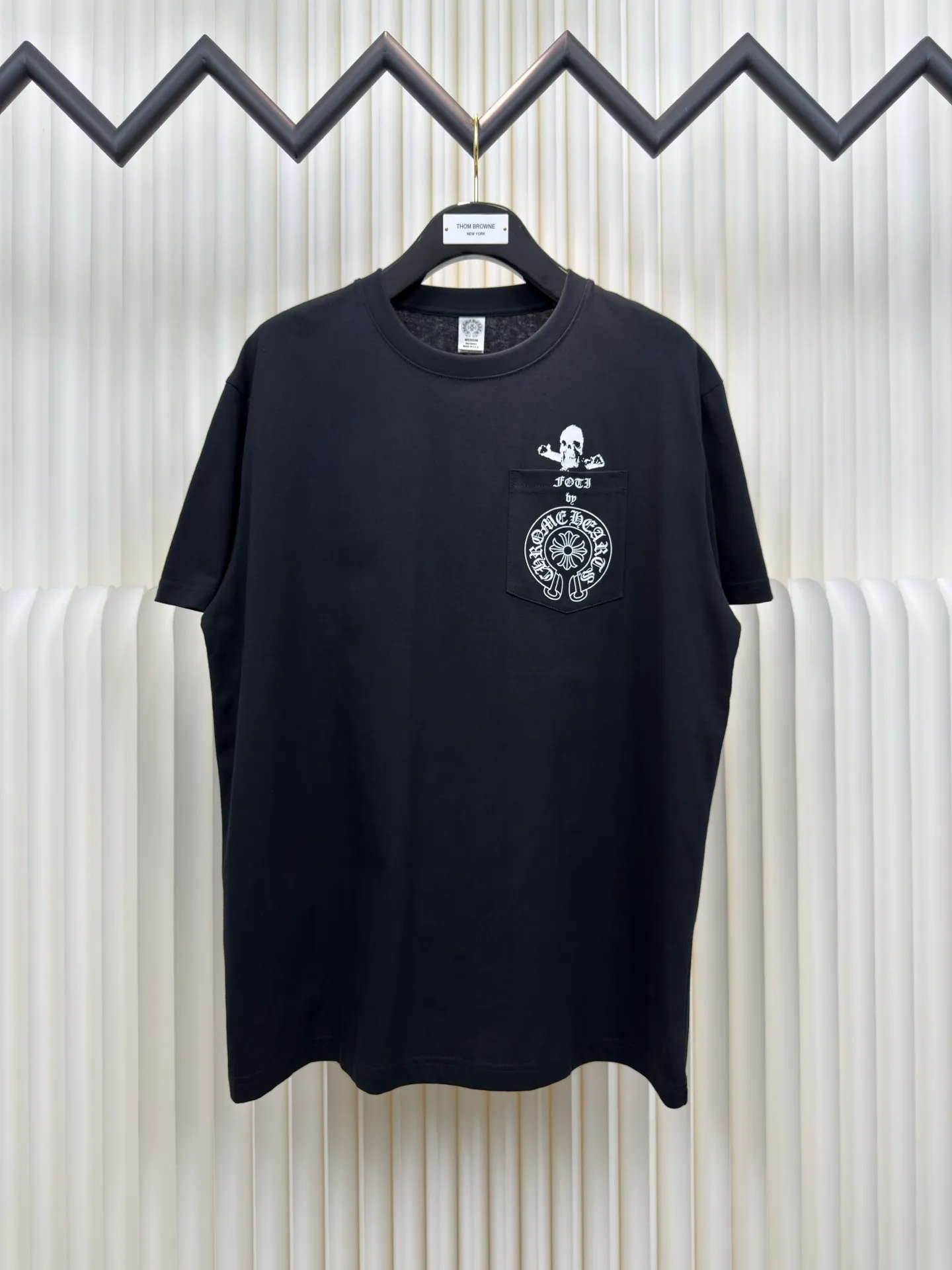 P240 Chrome Hearts/foti Lizard Man Scroll Short Sleeves Authentic Open Edition - Physical Counter - Top Luxury Quality 🆚 Instant sale of all editions on the market. The fabric is made of 26 weave 200 grams cotton. The printing is made of hand glue printing. Customized accessories. Size S M L